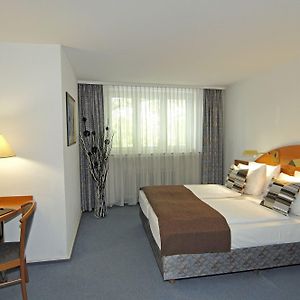 Zimmer mit Kingsize-Bett